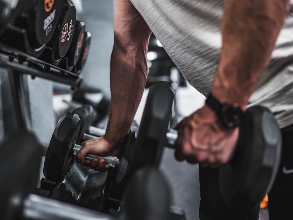 Barbell ile antrenman yapan CrossFit sporcusu