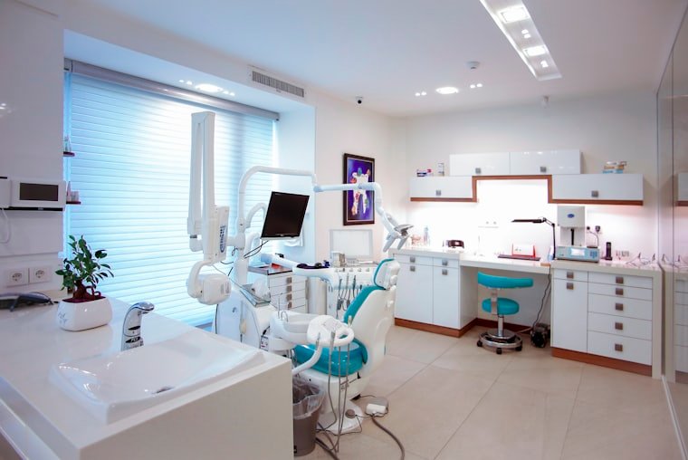 Asteria Clinic'te konsültasyon odalarına açılan aydınlık klinik koridoru